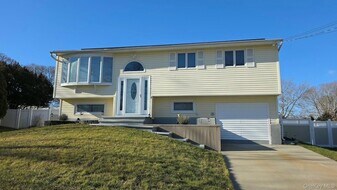 4 Willow St in Selden, NY - Building Photo