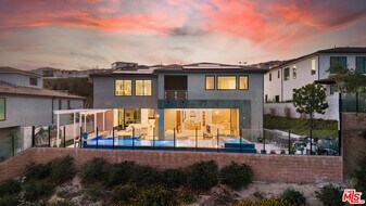 20422 Birmingham Way in Los Angeles, CA - Building Photo