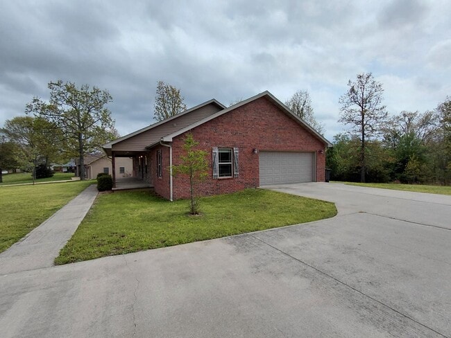 102 Highland Woods Dr in Waynesville, MO - Building Photo - Building Photo