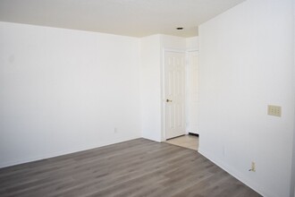 7561 LA JOLLA Blvd in La Jolla, CA - Building Photo - Building Photo
