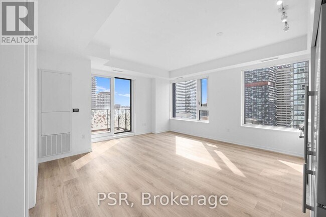 101 Roehampton Ave in Toronto, ON - Building Photo - Building Photo