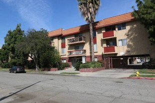Malaga Apartment in Sherman Oaks, CA - Building Photo