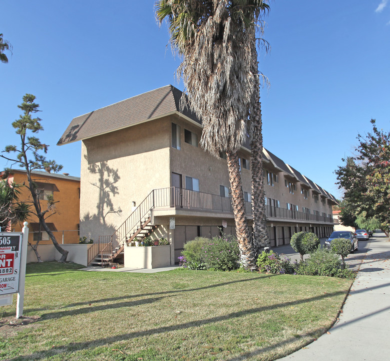 19505 Sherman Way in Reseda, CA - Building Photo