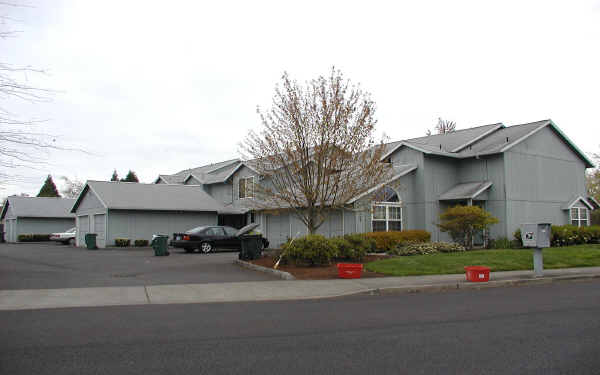 1867 NE Darby St in Hillsboro, OR - Foto de edificio