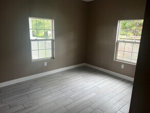 7261 Terrell St in Groves, TX - Building Photo - Building Photo