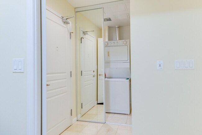 192 Adelaide St W, Unit SI ID1034884P in Toronto, ON - Building Photo - Building Photo