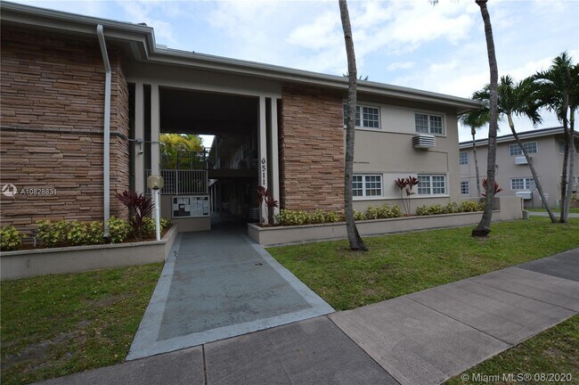 6511 Santona St-Unit -C20 in Coral Gables, FL - Building Photo - Building Photo