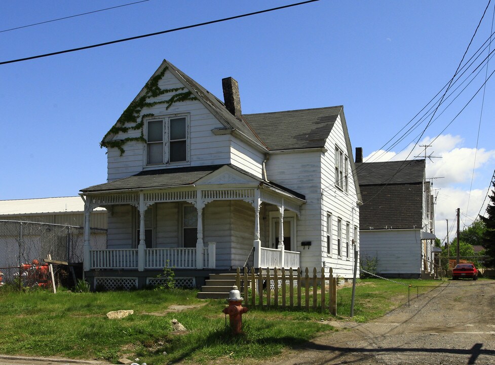 913-917 E 70th St in Cleveland, OH - Building Photo