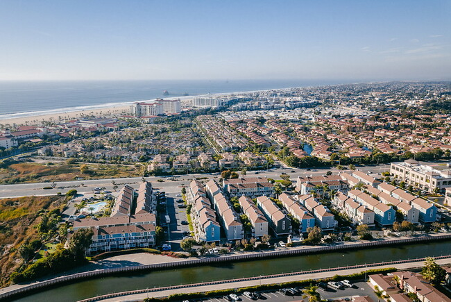 Huntington Breakers in Huntington Beach, CA - Building Photo - Building Photo