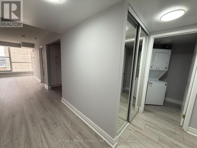 2 Neptune Dr in Toronto, ON - Building Photo - Building Photo