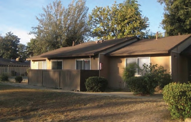 Pacific Pines Apartments in Bakersfield, CA - Foto de edificio - Building Photo