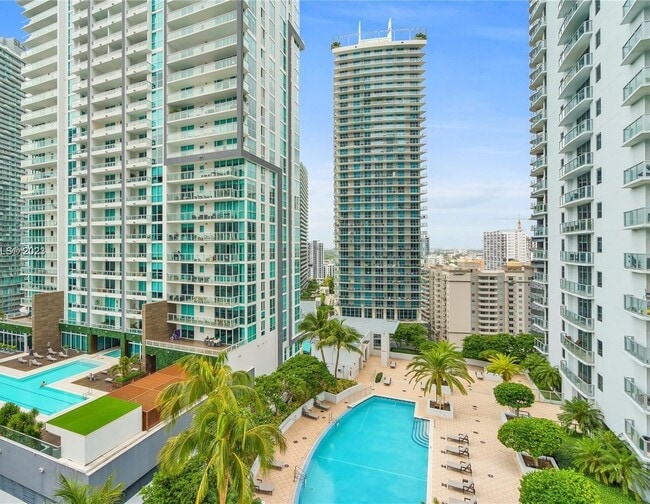 1050 Brickell Ave, Unit 1302 in Miami, FL - Foto de edificio - Building Photo