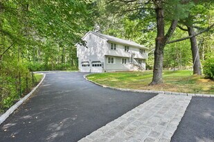 17 Silver Lakes Dr in Darien, CT - Building Photo