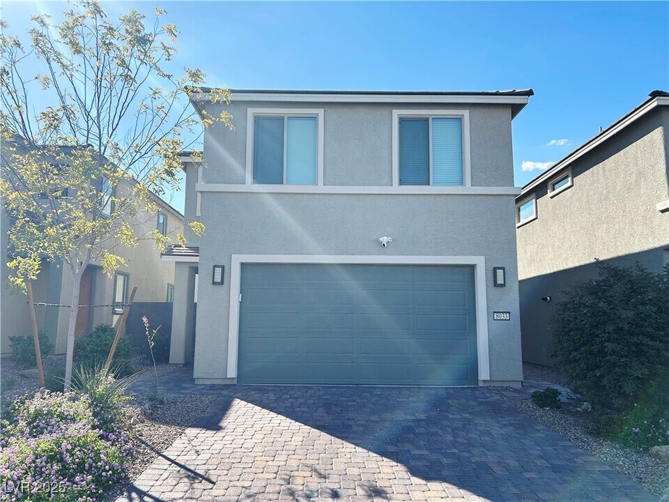 8033 Adelaide Hls St in Las Vegas, NV - Building Photo