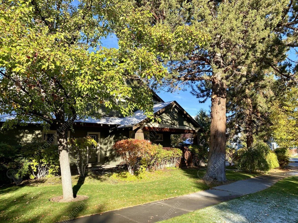 2597 NW High Lakes Loop in Bend, OR - Building Photo