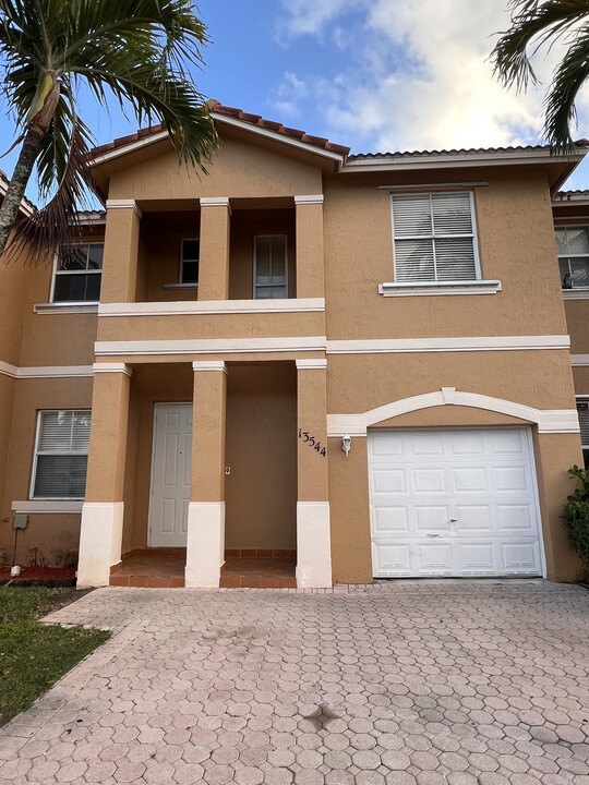 13544 NW 9th St in Pembroke Pines, FL - Foto de edificio