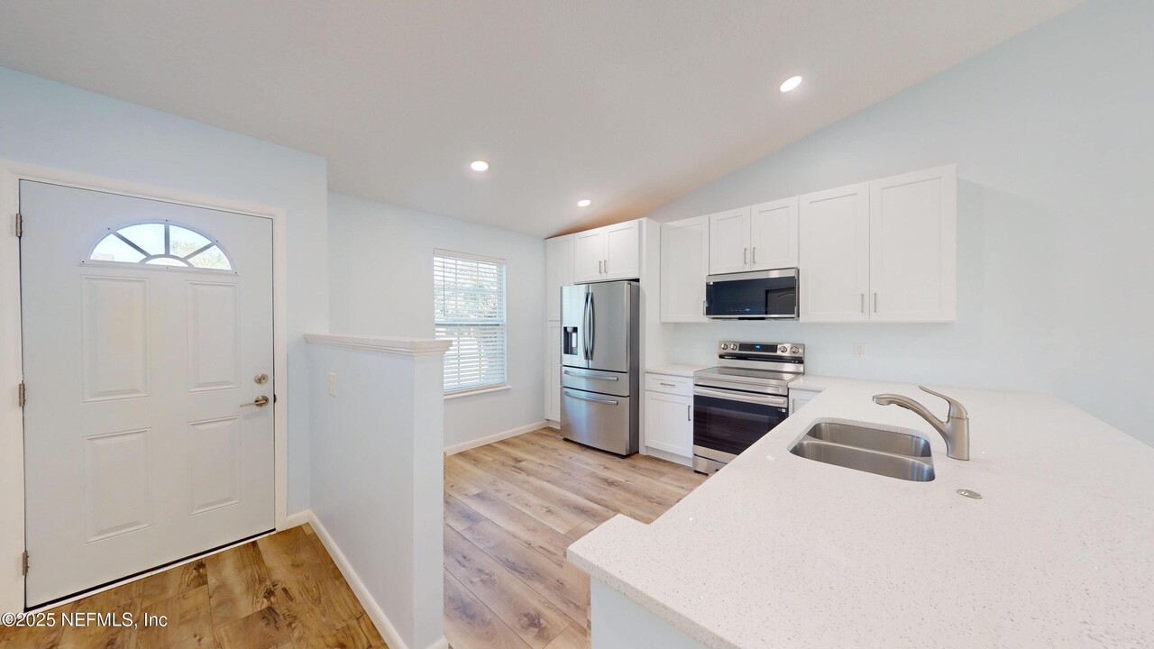 450 Aquatic Dr in Atlantic Beach, FL - Building Photo