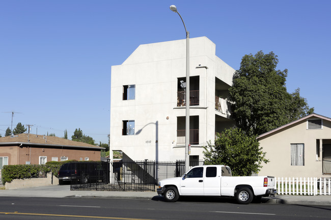 1717 W Civic Center Dr in Santa Ana, CA - Building Photo - Building Photo