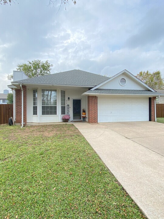 914 S Jefferson St in Pilot Point, TX - Building Photo