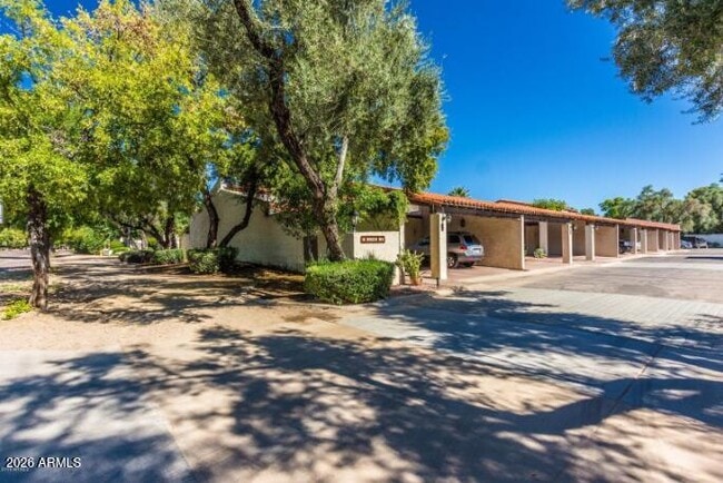 2 E Loma Ln in Phoenix, AZ - Building Photo - Building Photo