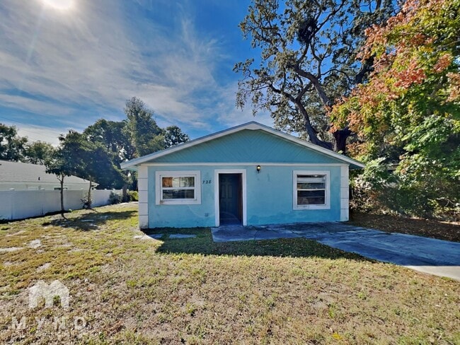 property at 728 E Spruce St