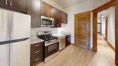 1443 W Belle Plaine Ave in Chicago, IL - Foto de edificio - Building Photo