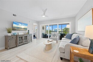 10684 Gulf Shore Dr in Naples, FL - Building Photo