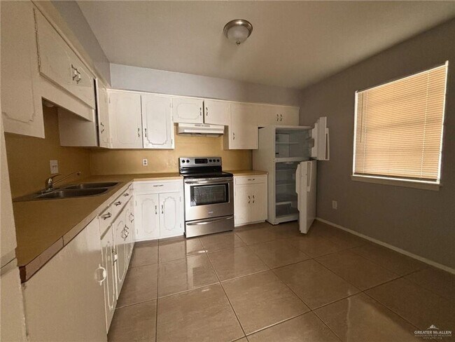 7 N 11th St-Unit -9 in McAllen, TX - Building Photo - Building Photo