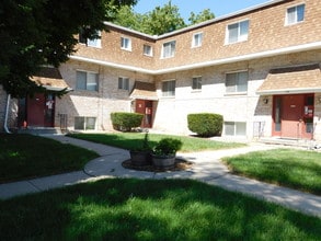 Plaza Court Apartments in Omaha, NE - Foto de edificio - Building Photo