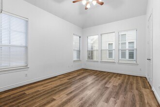 1303 Sherwood Point Ln in Houston, TX - Building Photo - Building Photo