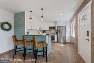 347 NJ-35 in Mantoloking, NJ - Building Photo