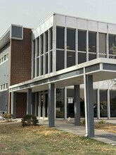 3000 W Kellogg Dr in Wichita, KS - Building Photo - Building Photo