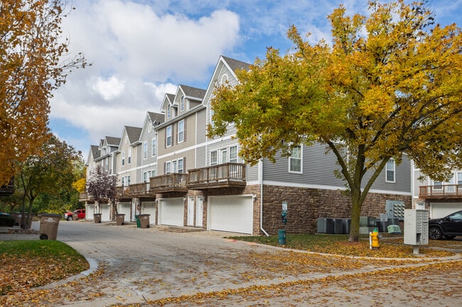 6332-6356 Autumn Leaf Ln in Pleasant Hill, IA - Building Photo - Primary Photo