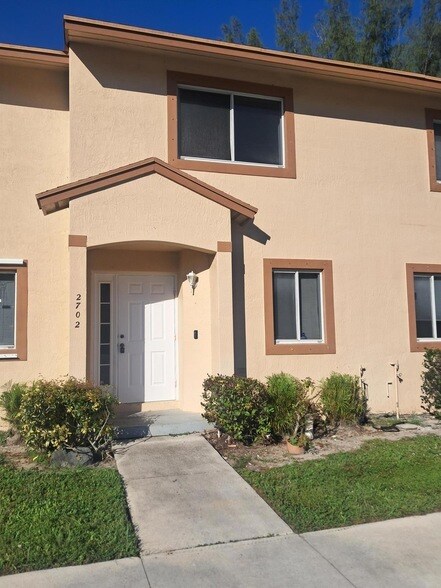 2702 Lakeview Dr W in Royal Palm Beach, FL - Foto de edificio