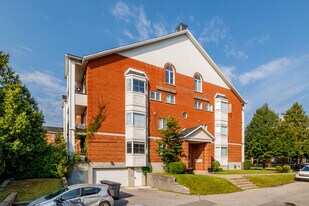 2438 Charles-Darwin Rue in St. Laurent, QC - Building Photo