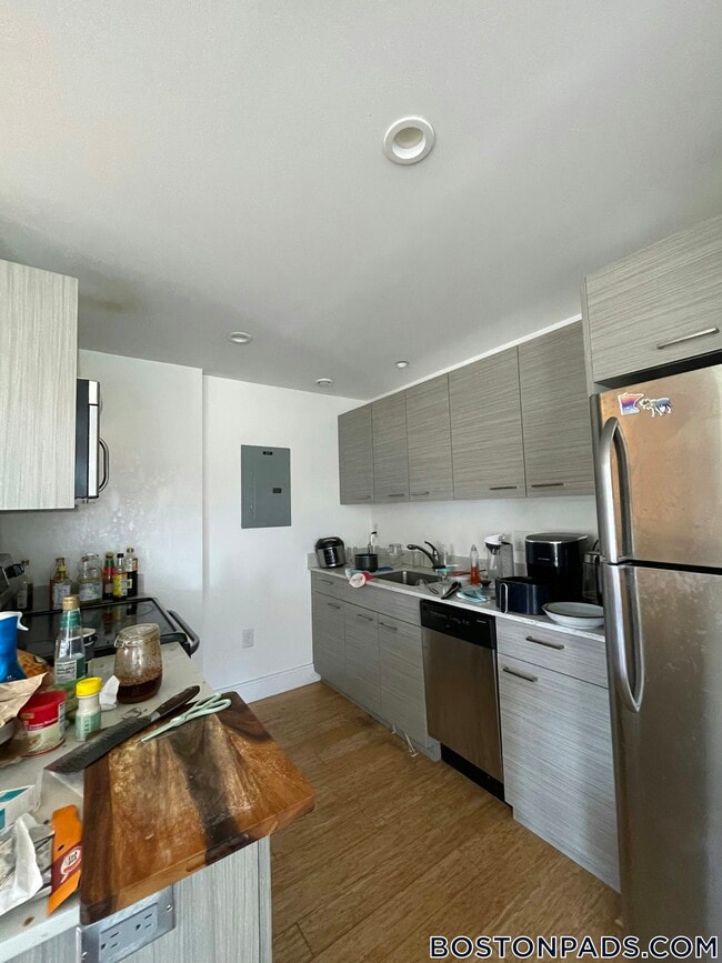 40 Malvern St, Unit 308 in Boston, MA - Foto de edificio - Building Photo