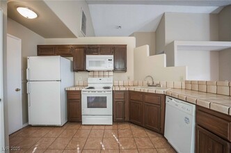 232 Dawn Isle Dr in Las Vegas, NV - Foto de edificio - Building Photo