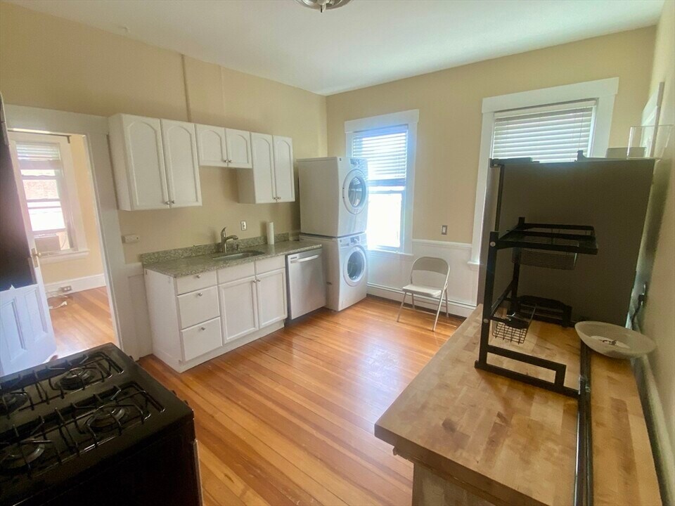 133 Otis St, Unit 2R in Cambridge, MA - Building Photo