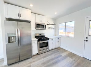 15301 Eastwood Ave in Lawndale, CA - Foto de edificio - Building Photo