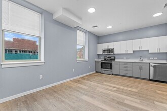 30 Beacham St, Unit 306 in Everett, MA - Foto de edificio - Building Photo