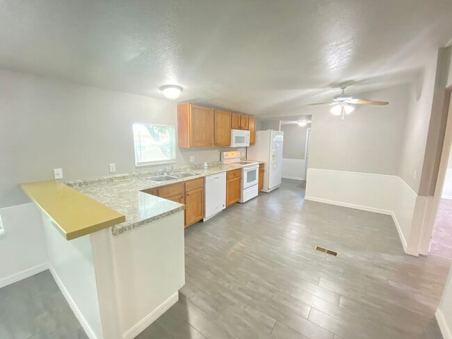 Charming 3-Bedroom, 2-Bath Home with Fence in Casselberry, FL - Building Photo - Building Photo