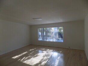 646 S Barrington Ave in Los Angeles, CA - Building Photo - Building Photo