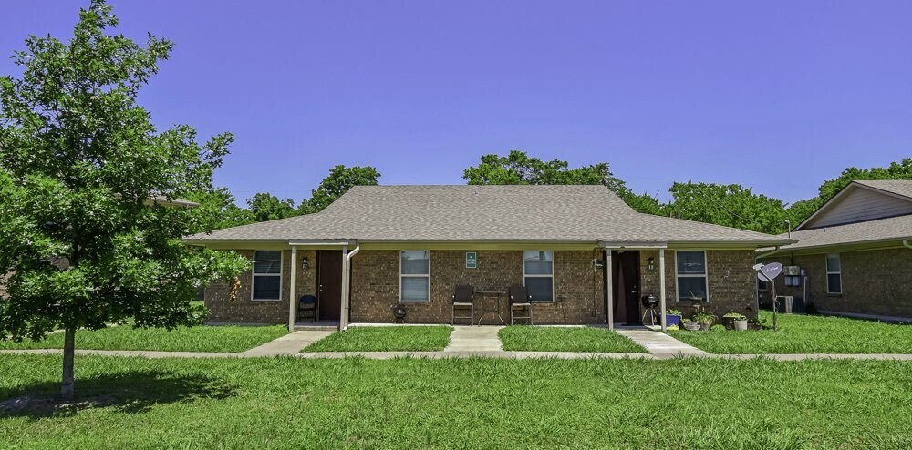 200 Daniels Dr in Kerens, TX - Building Photo