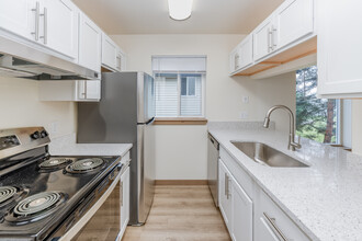 English Gardens Apartments in Burien, WA - Building Photo - Interior Photo