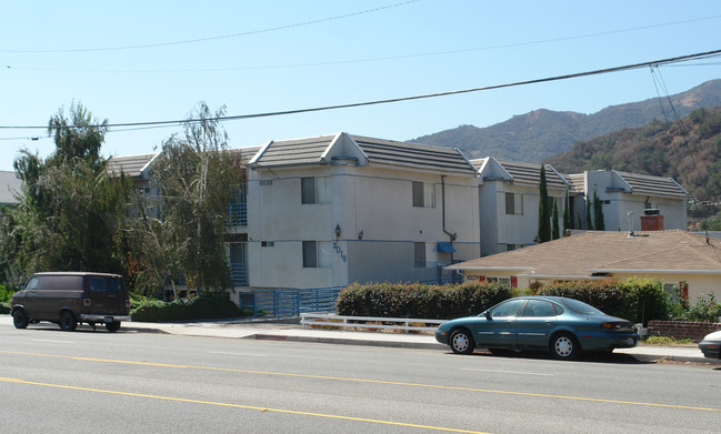 3002 Honolulu Ave in La Crescenta, CA - Building Photo - Building Photo