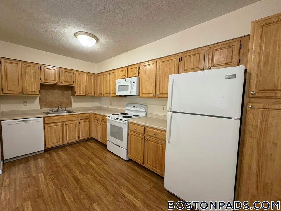 1 April Ln in Lexington, MA - Building Photo