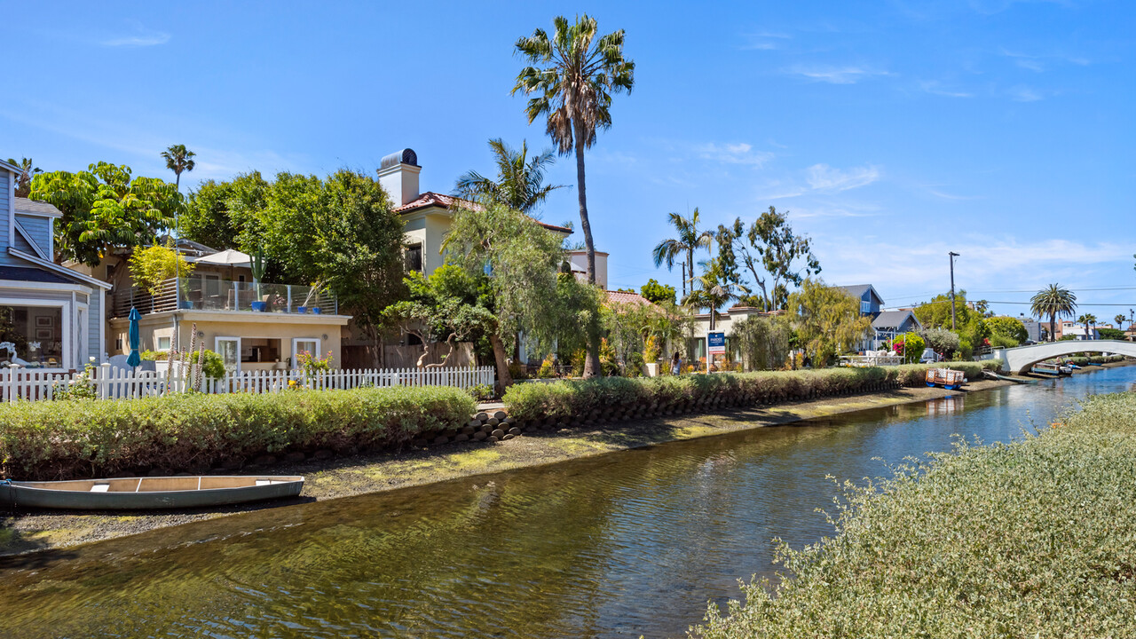 422 Carroll Canal in Venice, CA - Building Photo