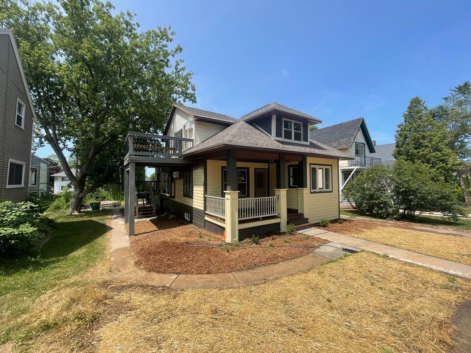 420 S Van Buren St in Green Bay, WI - Building Photo