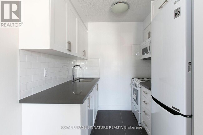 990 Avenue Rd in Toronto, ON - Building Photo - Building Photo