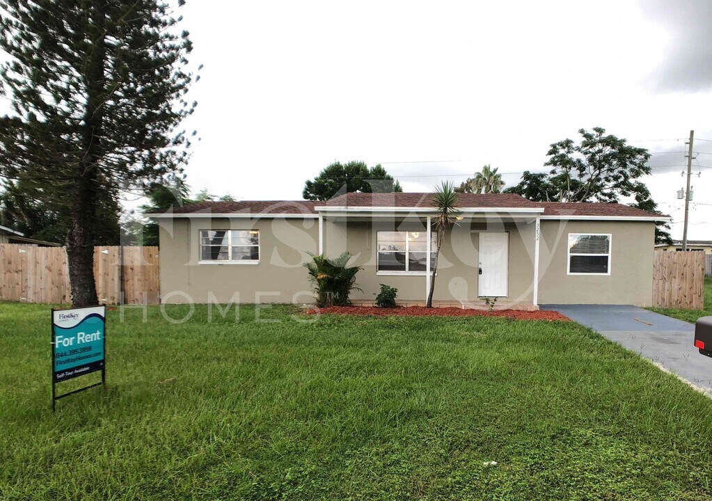 3252 Peterborough St in Holiday, FL - Building Photo